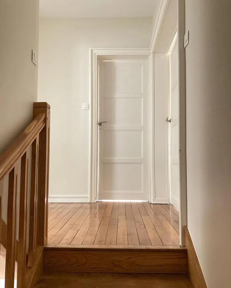 Бежевые стены Clay Pale с белыми дверьми