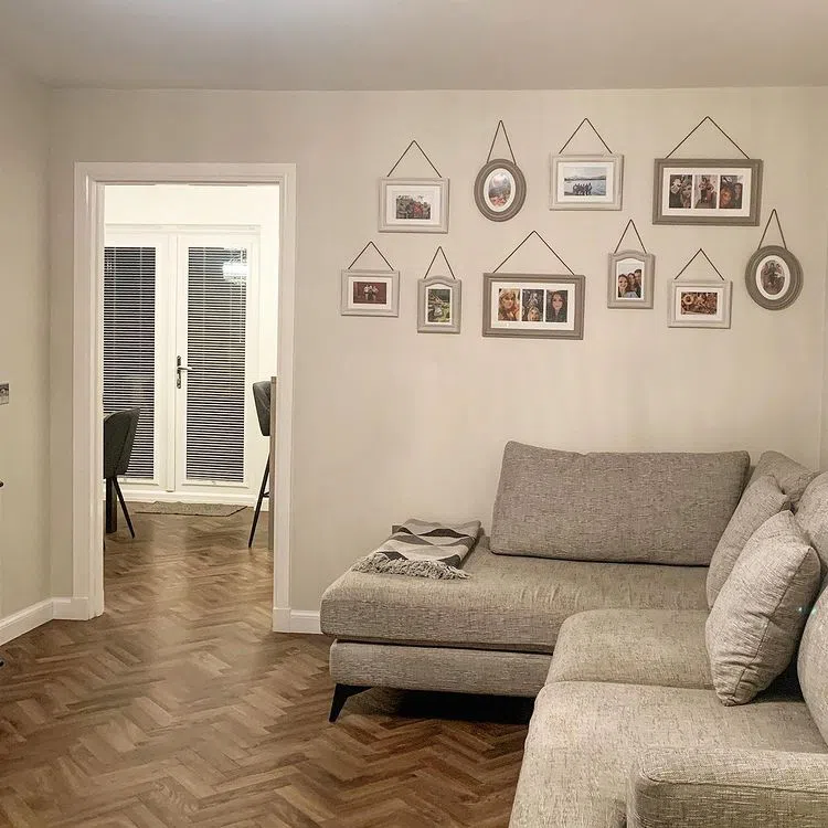 Светлый интерьер гостиной Ammonite