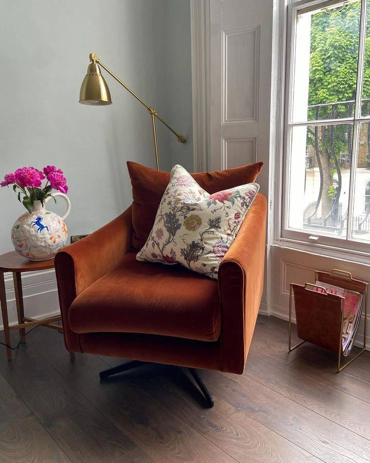 Farrow and Ball 235 Borrowed Light голубые стены с красным бархатным креслом