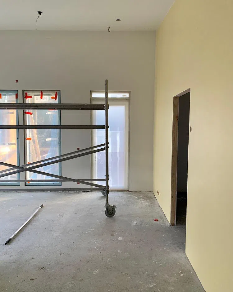 Окраска стен в цвет Тиккурила Лимонад