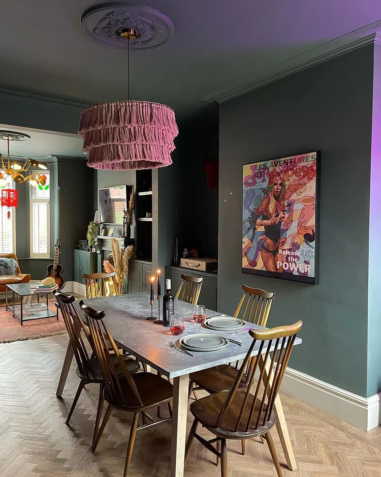 Эклектичный интерьер с темными стенами Farrow and Ball Inchyra Blue