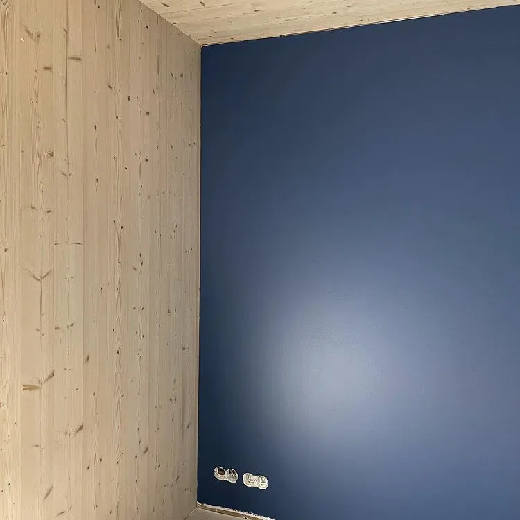 Темная синяя стена Тиккурила Индиго со светлым деревом