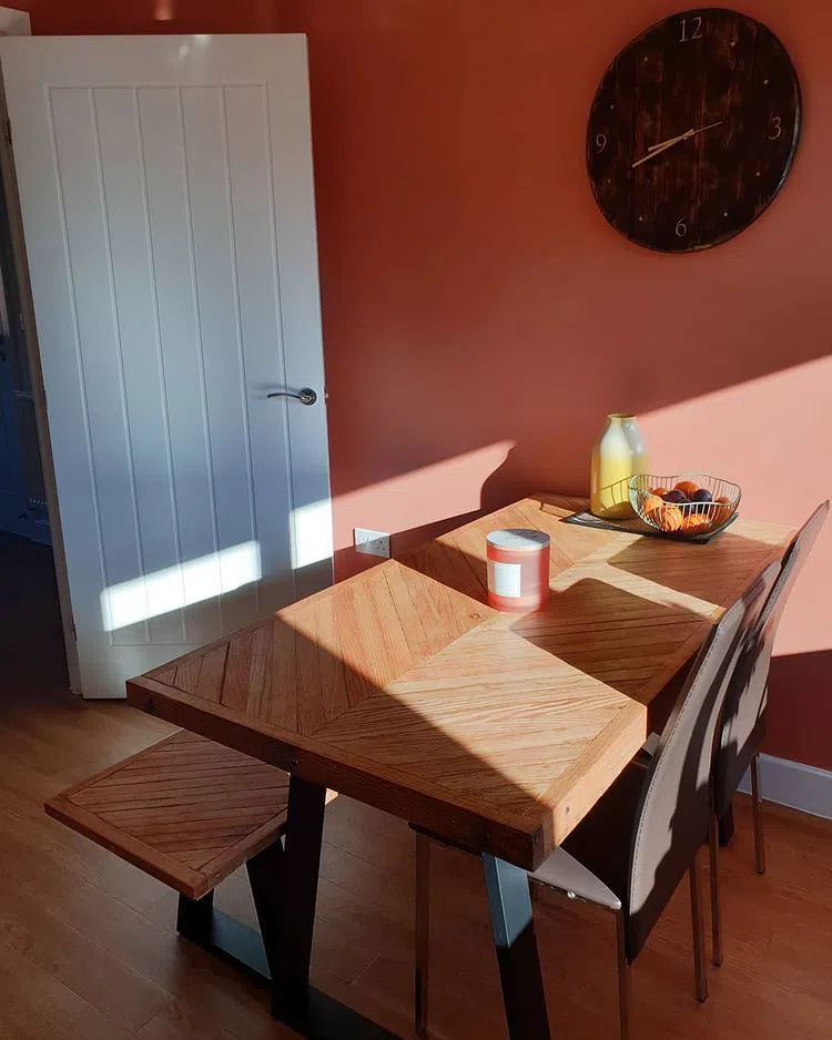 Кухня с красными стенами Farrow and Ball Red Earth