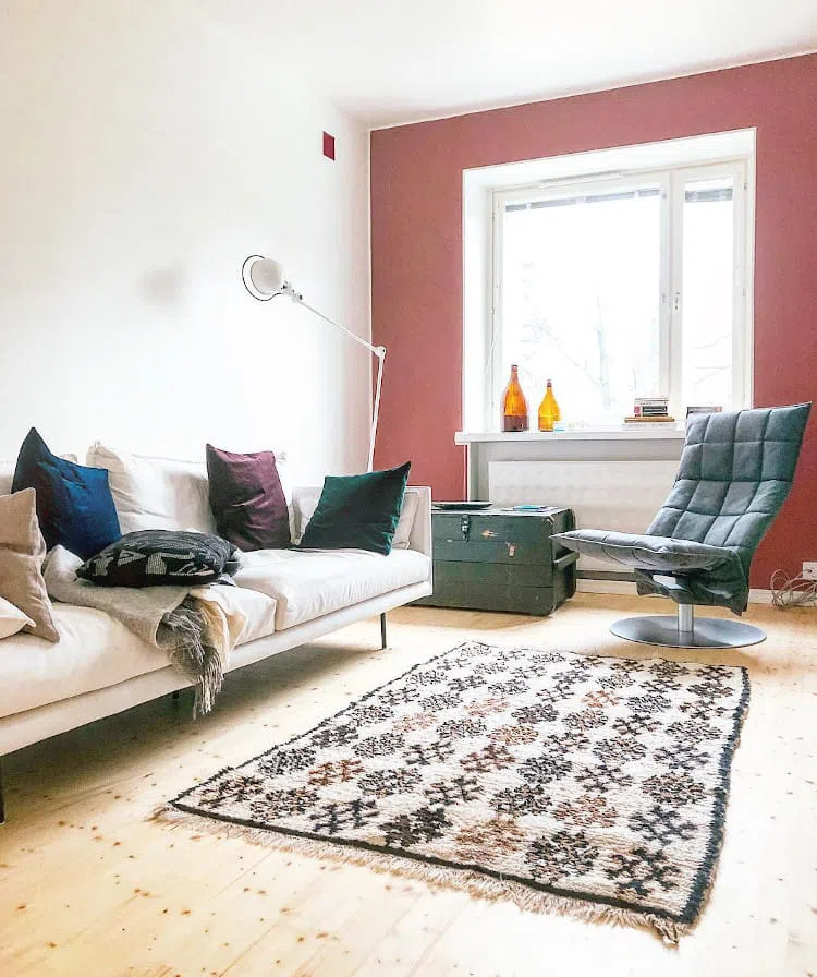 Интерьер в стиле бохо с розовой стеной V418 Рустика