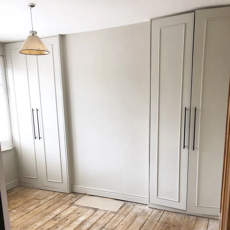 Гардероб окрашенный в Shaded White 201 Farrow and Ball