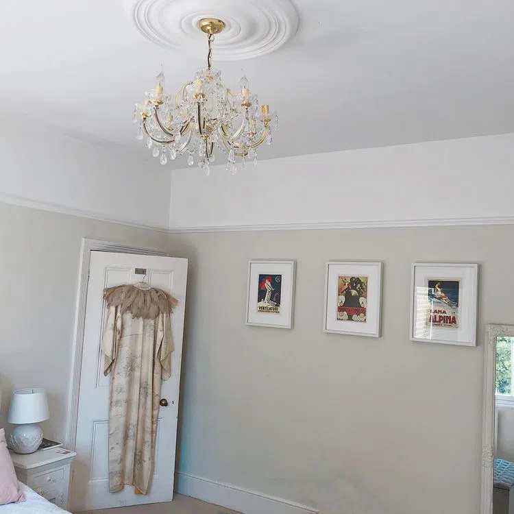 Классический интерьер спальни с цветом Slipper Satin