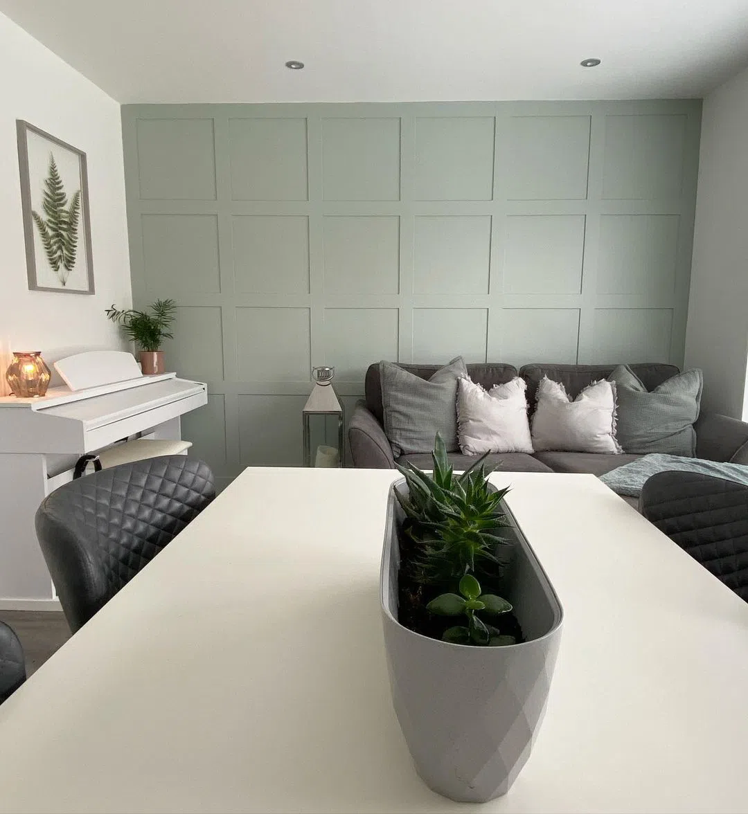 Стена с квадратными панелями и цветом Tranquil Dawn