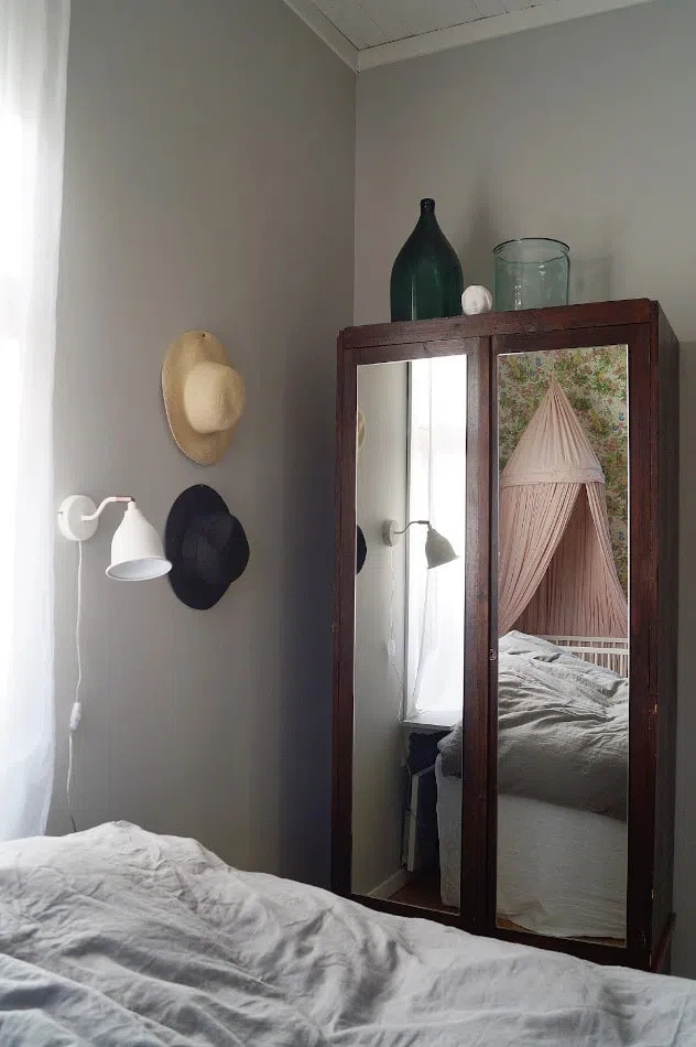 Интерьер спальни с серыми стенами Deco Grey 1923