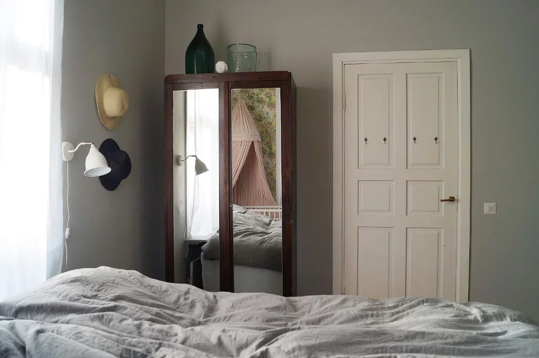 Спальная с серыми стенами Tikkurila Deco Grey 1923