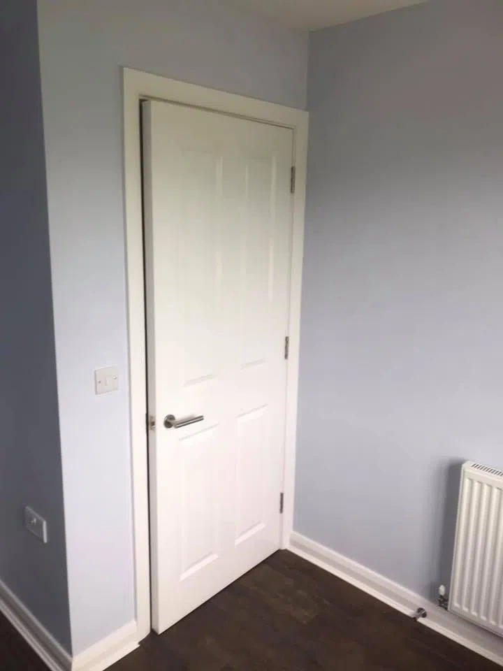 Голубые стены с белыми дверьми Blueberry White