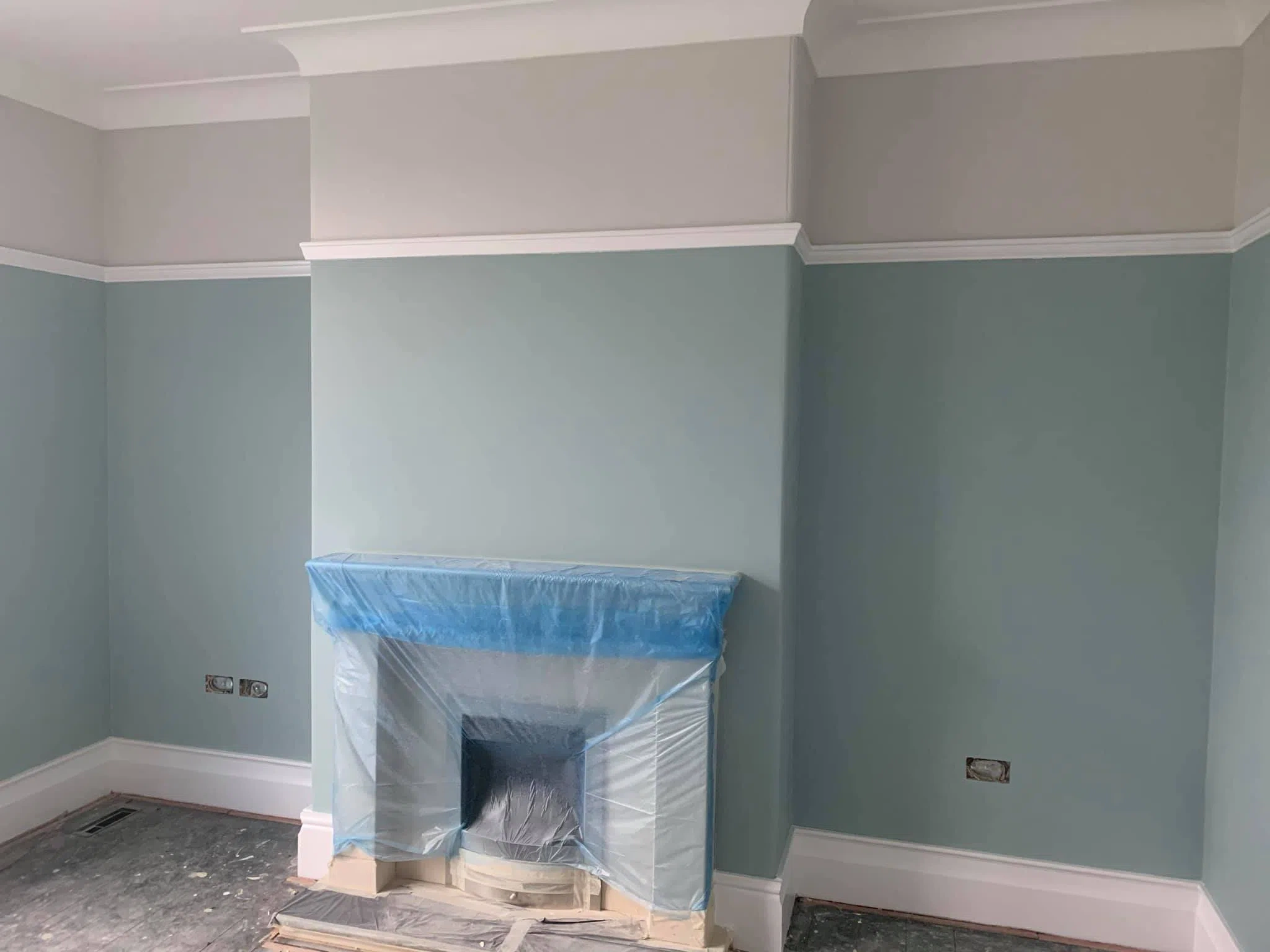 Пример серой стены Ceviche и голубой в стиле колор-блок