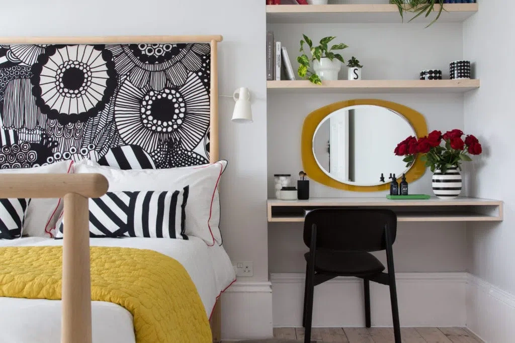 Спальная с ярким декором и стенами Little Green Ceviche