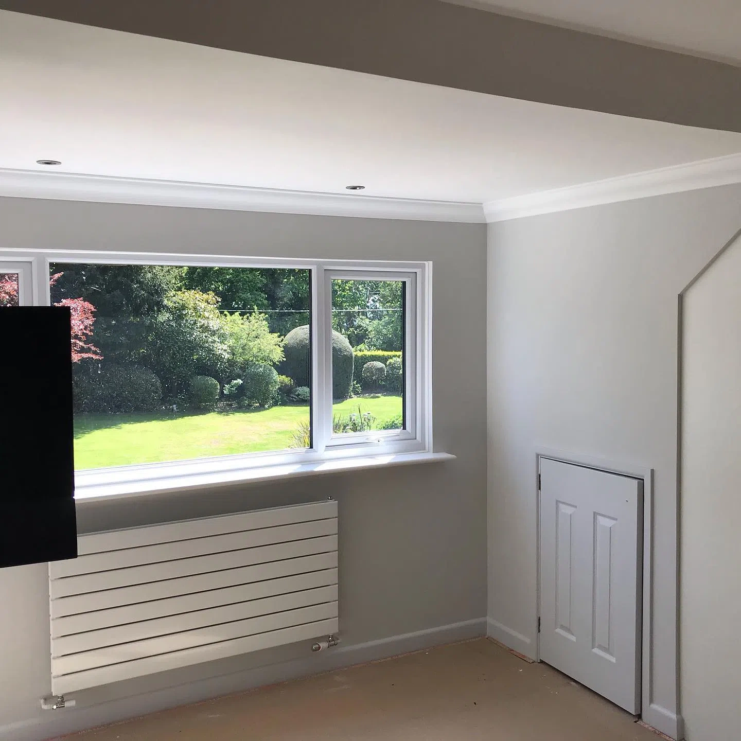 Серые стены Ceviche c белым плинтусом