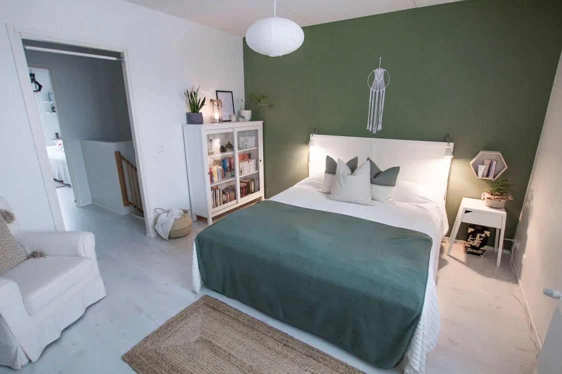 Скандинавский интерьер спальни с L447