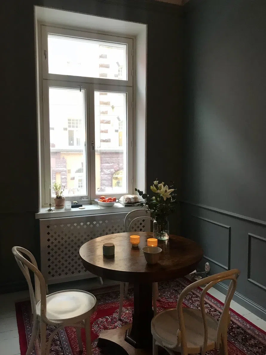 Гостиная с темными серыми стенами L493