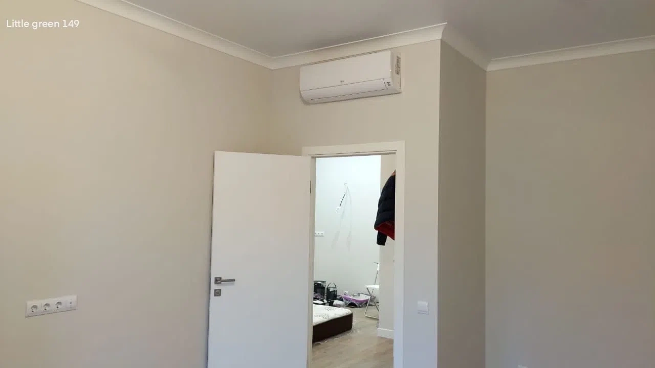 Ремонт в комнате со стенами Little Greene Slaked Lime Mid