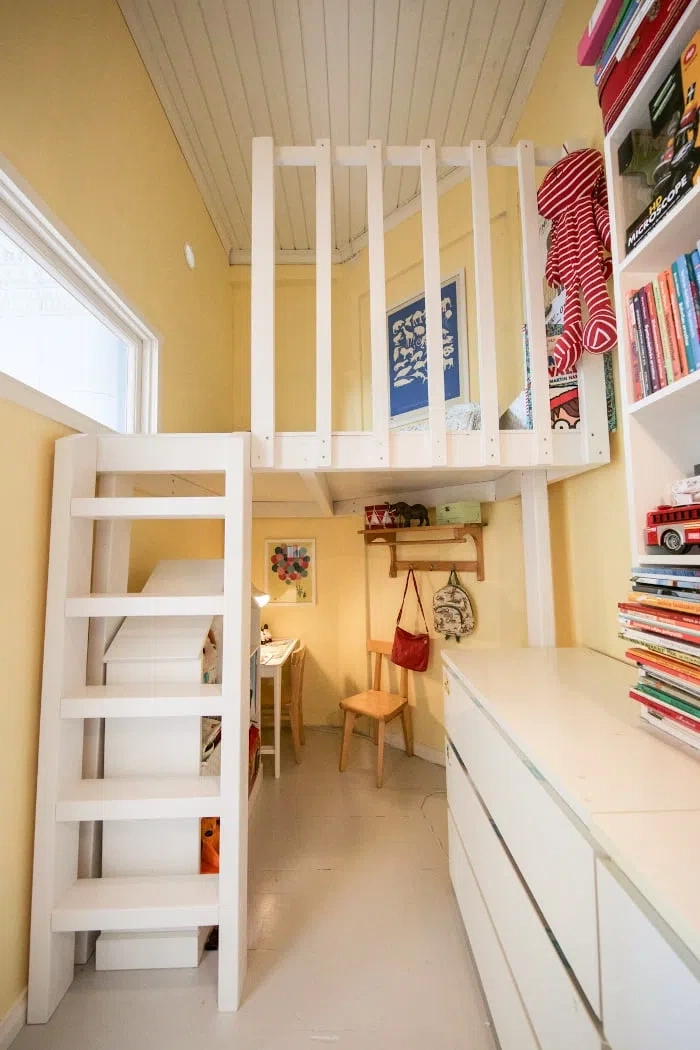 Детская комната с вторым этажом и стеными tikkurila Мажор