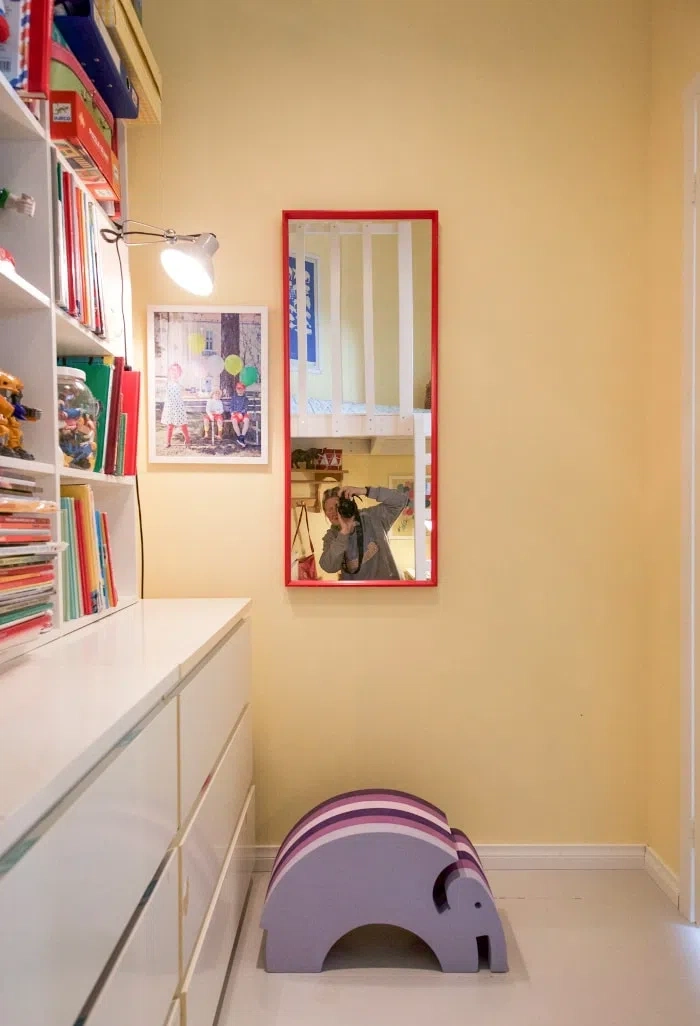 Желтые стены Tikkurila H303 Мажор и красный декор