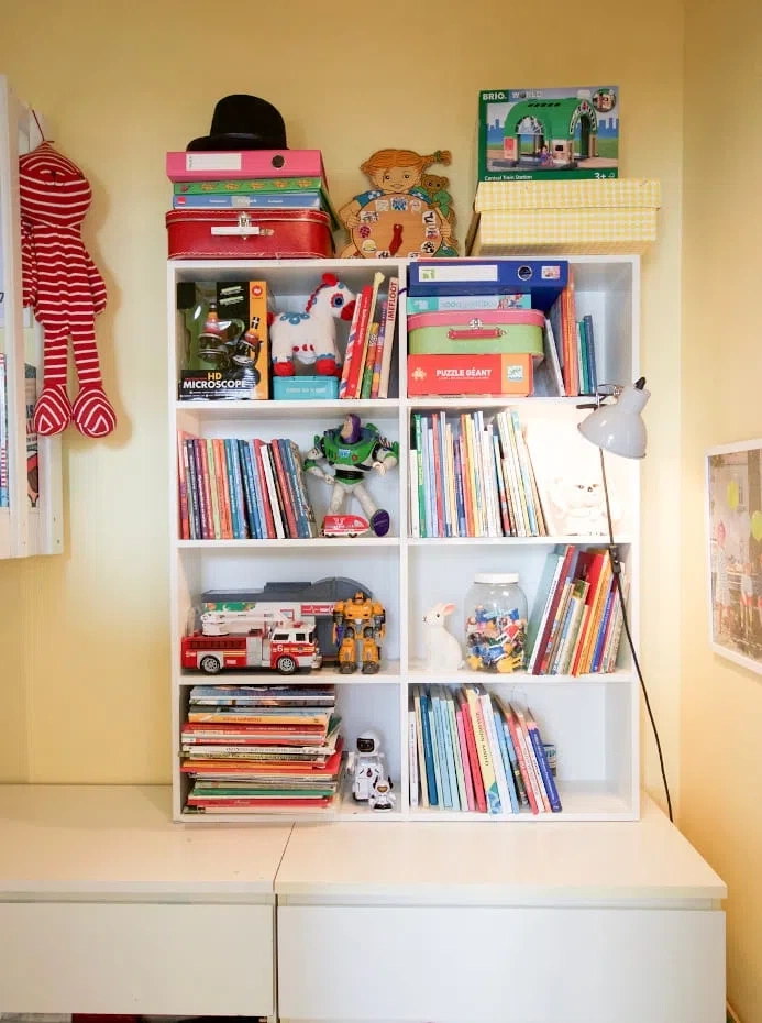 Интерьер детской комнаты со светло-желтыми стенами H303 Мажор