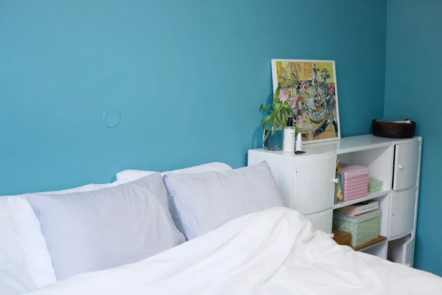 Спальная с ярко-голубыми стенами tikkurila J367