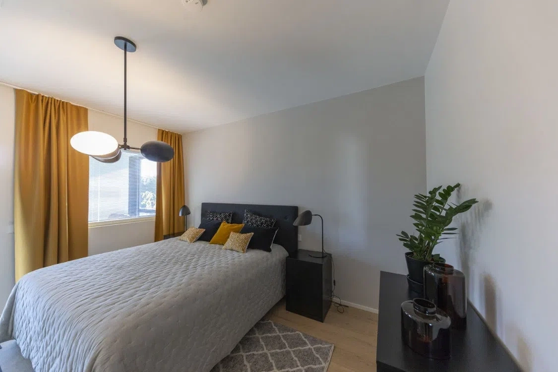 Спальная с бежевой стеной Y486