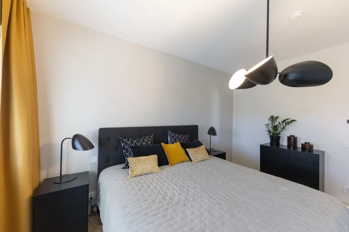 Интерьер светлой спальни с Tikkurila Y486