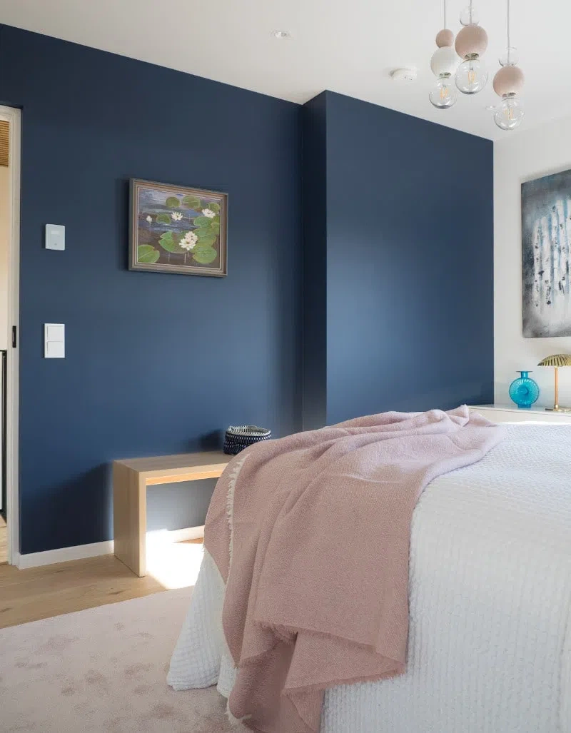 Спальная с глубоким синим цветом tikkurila N429 Деним