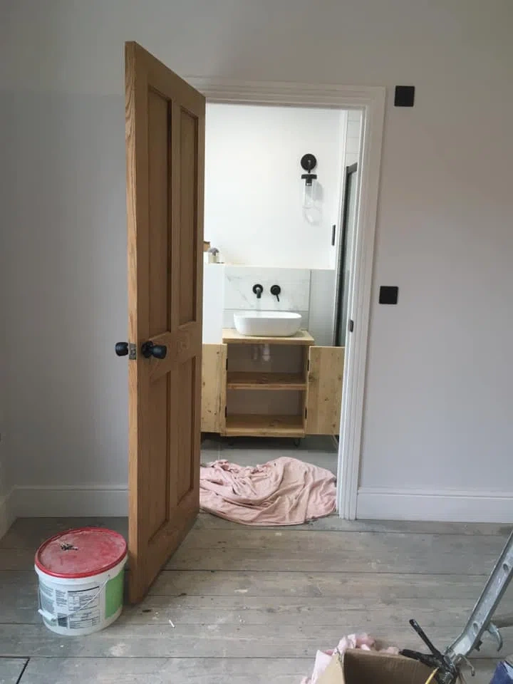 Окраска стен в Grey Steek 4 в процессе