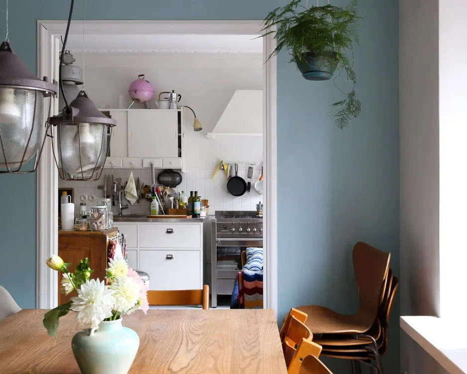 Фото гостиной с голубыми стенами h440 Волна