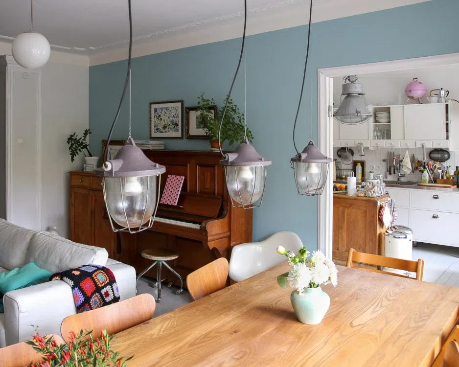 Интерьер с пианино и голубыми стенами H440 Волна