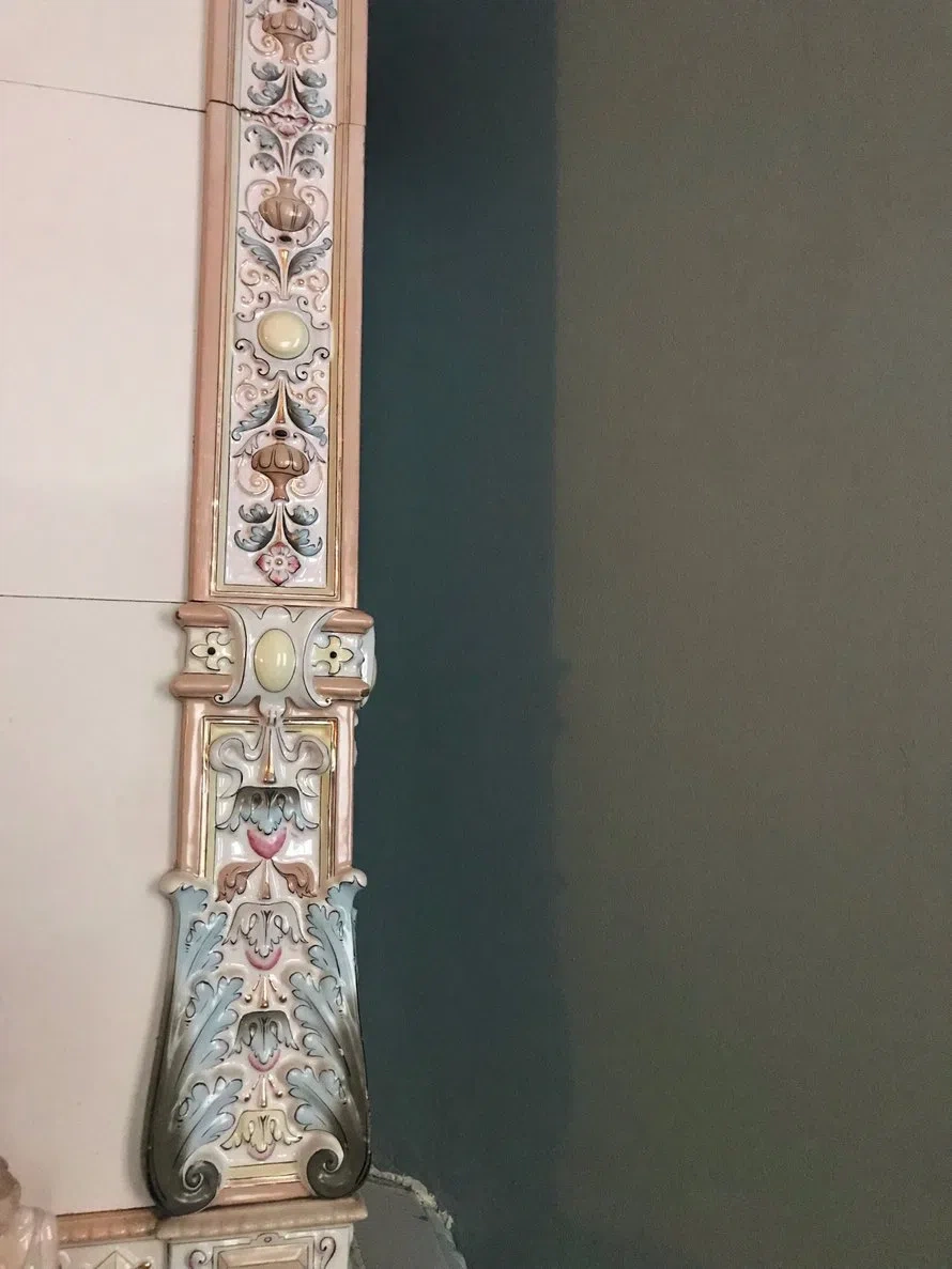 Серая стена с белой плиткой печи L493 Tikkurila