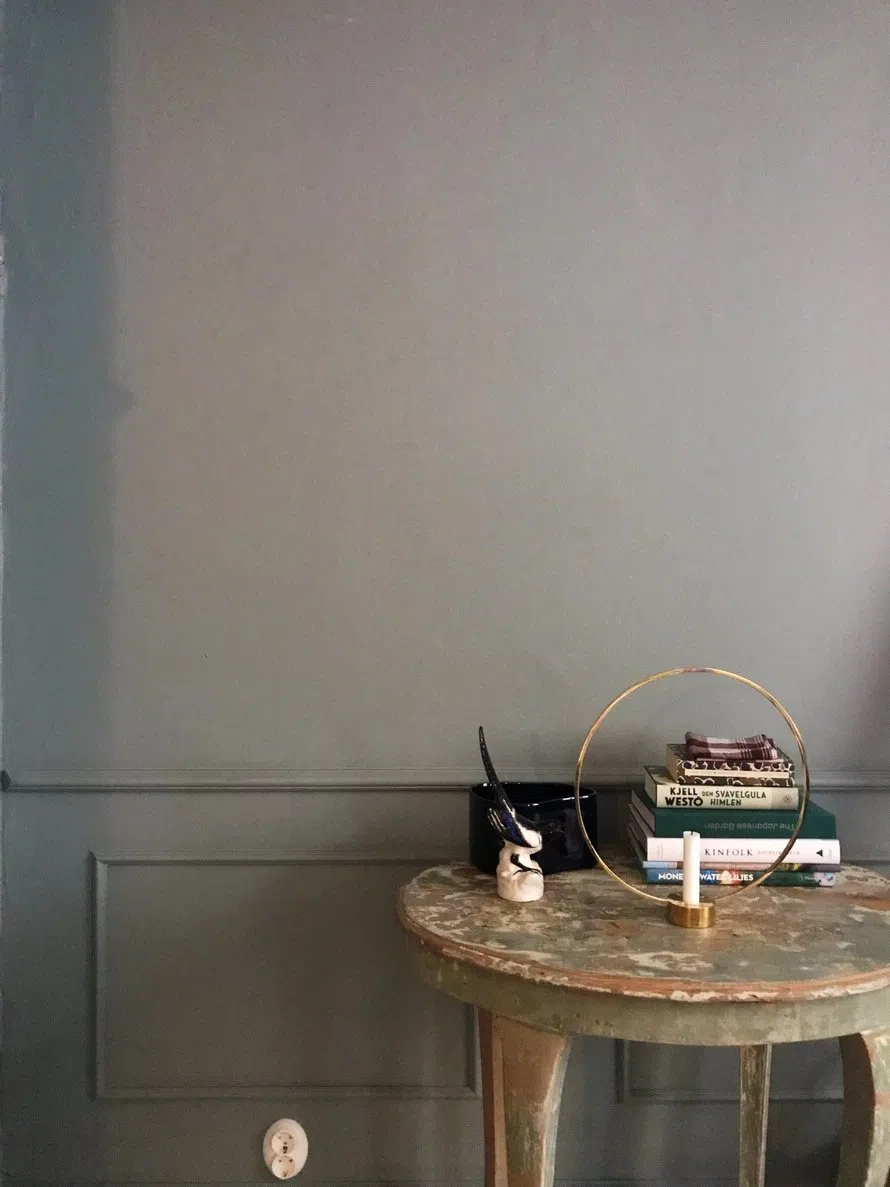 Современный интерьер с серыми стенами L493