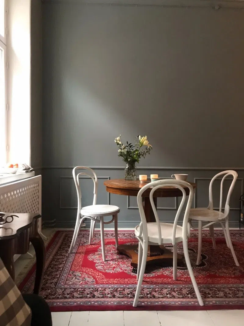 Фото интерьера с темным-серым цветом стен L493 Tikkurila