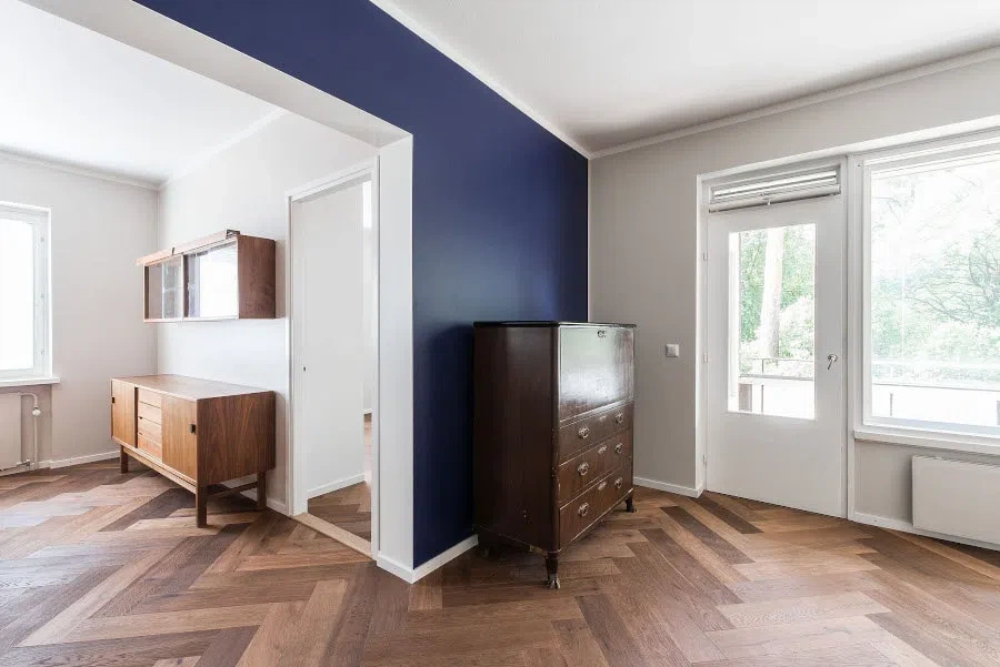 Акцентная синяя стена Tikkurila M350