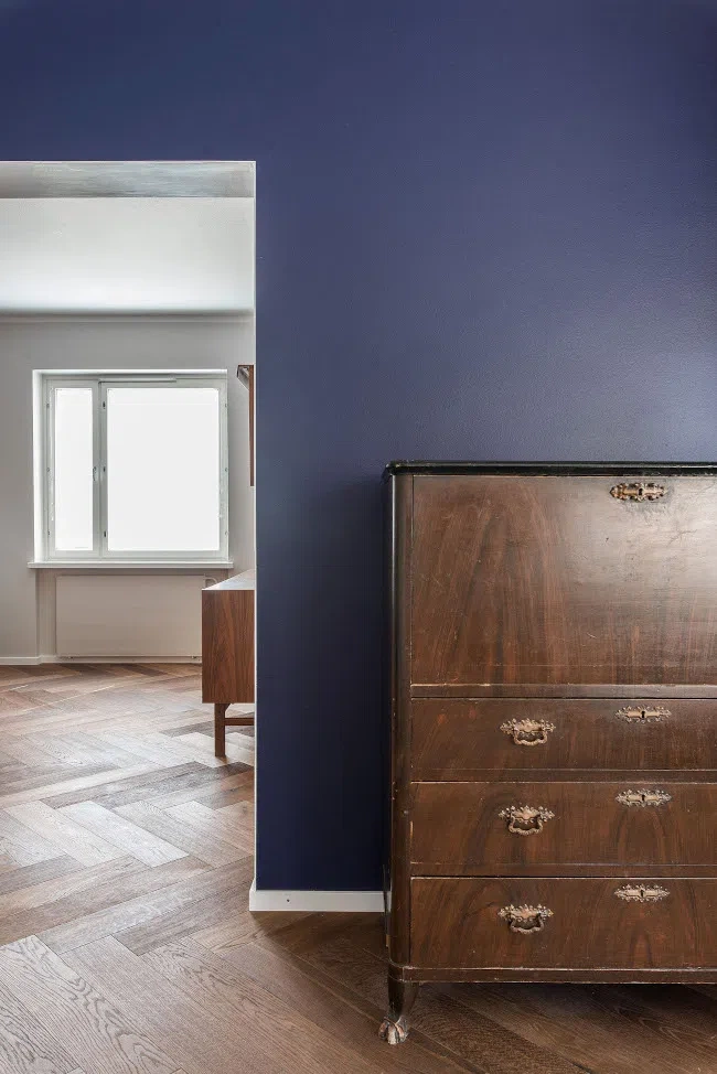 Гостиная с синей стеной Tikkurila Чернильная ручка и штучным паркетом