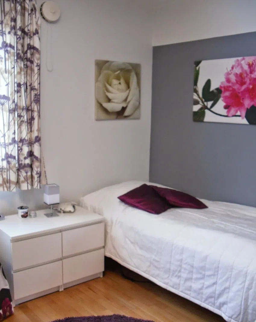 Наполовину окрашенная серым стена Tikkurila N500 Агат