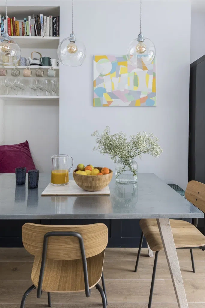 Обеденная зона с подвесными светильниками и Little Greene Shallows