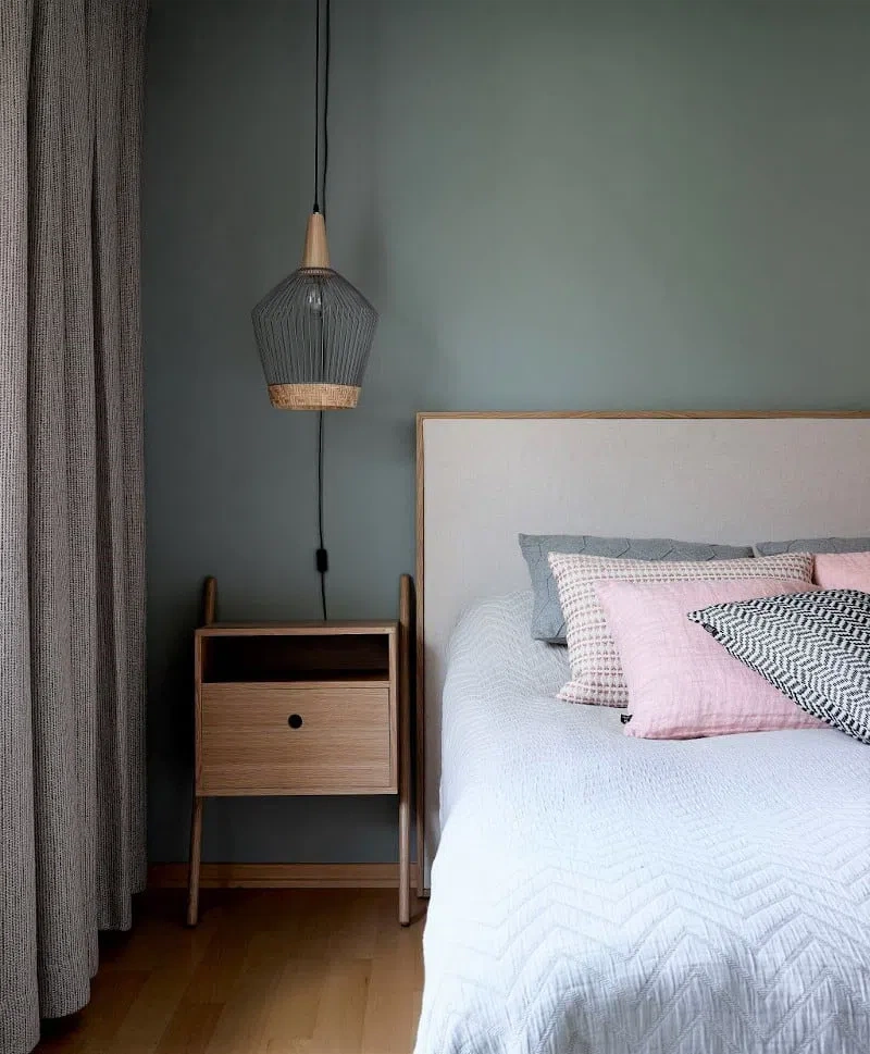 Интерьер спальни в скандинавском стиле с Tikkurila V444