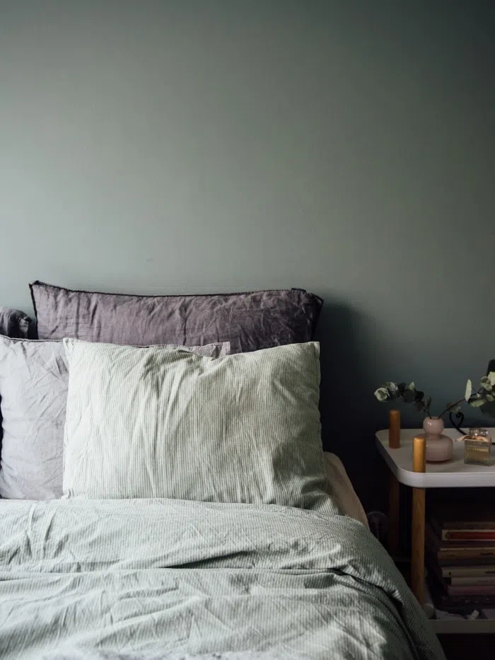 Спальная с пыльно-зелеными стенами Tikkurila V444