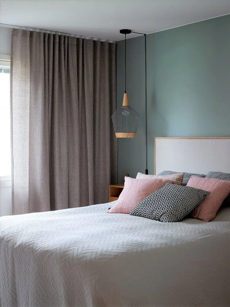 Современная спальная с фисташковыми стенами V444 Tikkurila