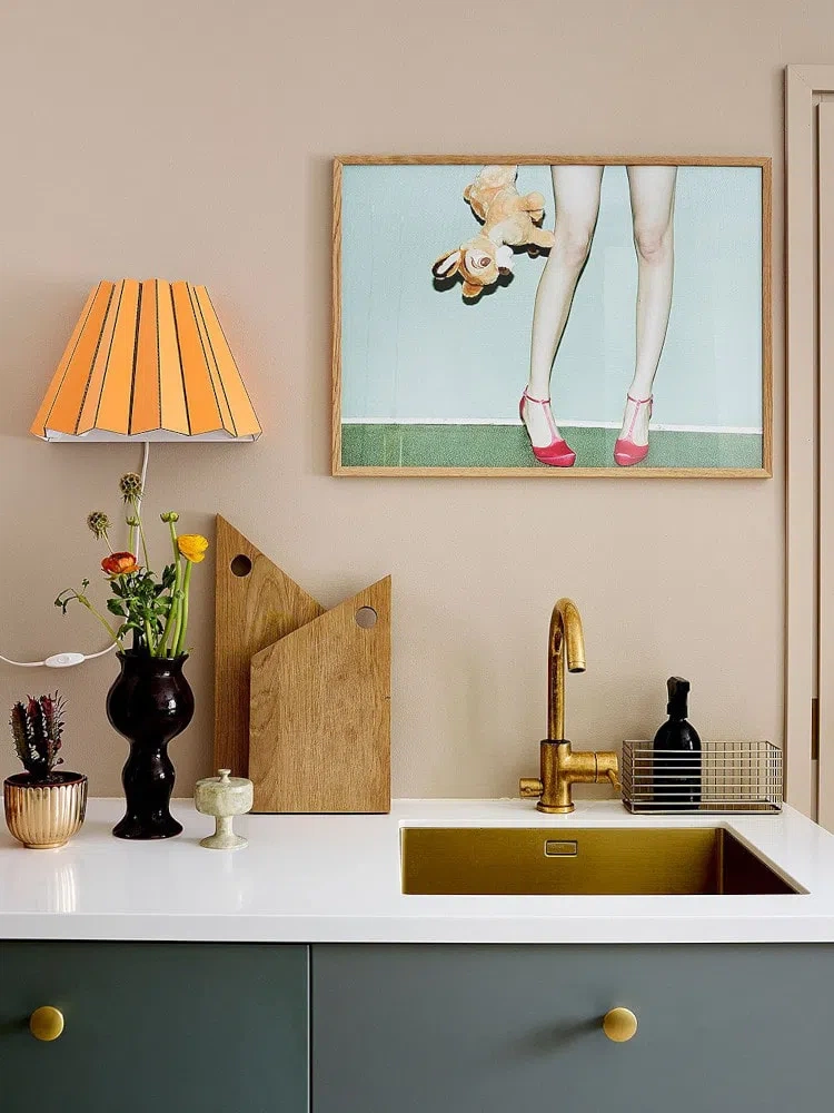 Кухня с карамельными стенами V484 Driftwood