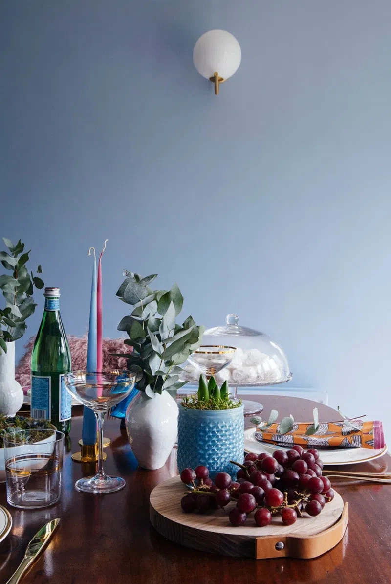 Красивая столовая с голубыми стенами Pale Wedgewood