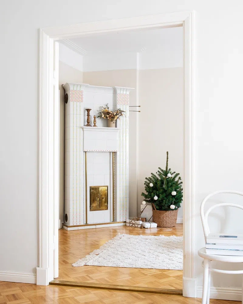 Комната с бежевыми стенами Тиккурила Тофу и паркетом елочкой