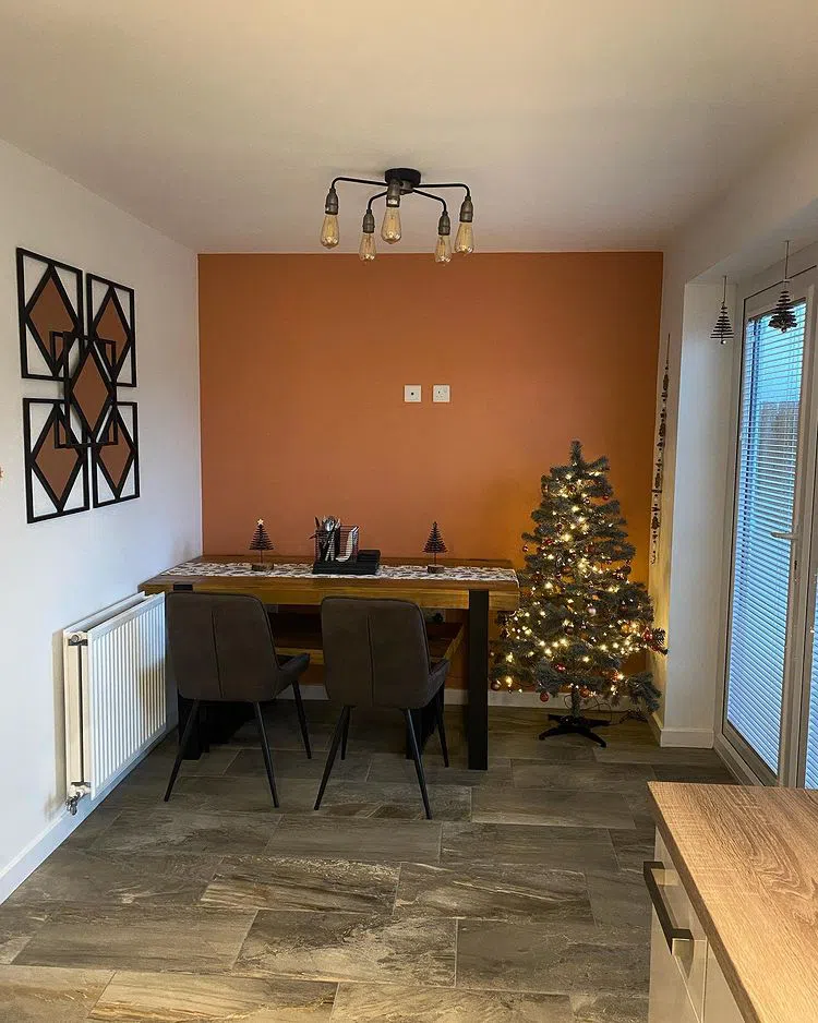 Акцентная персиковая стена Dulux Copper Blush