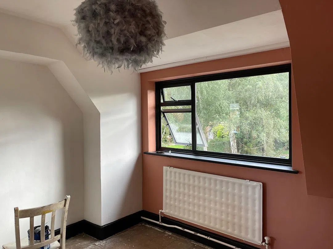 Бледная красный цвет стен в интерьере dulux copper blush