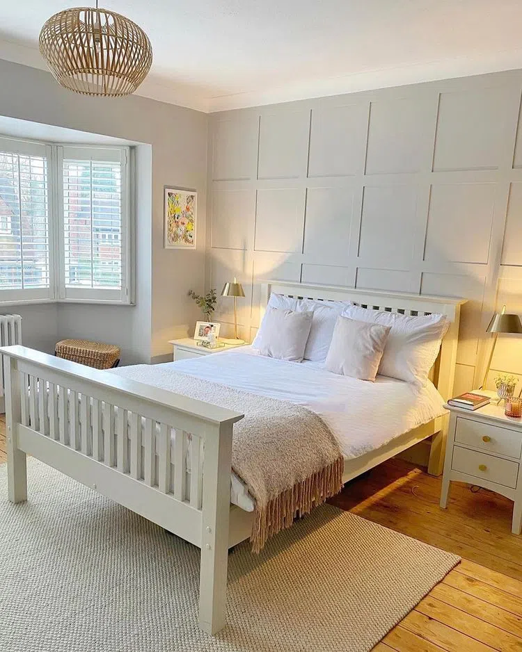 Светлая серая спальная с панелями Cornforth White