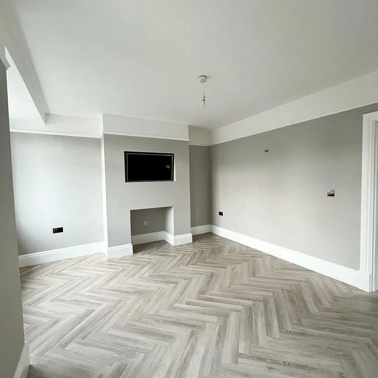 Классический интерьер с камином и серыми стенами