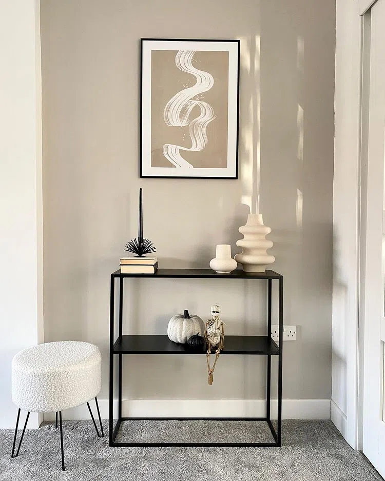 Фото интерьера с бежевой стеной и черной тумбой