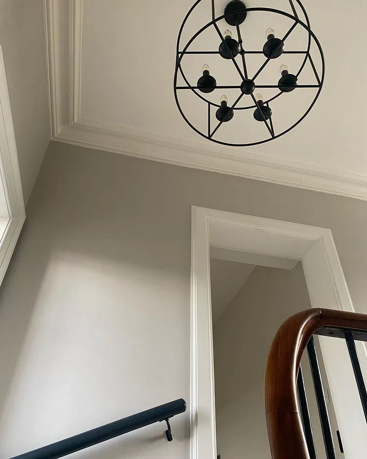 Лофт люстра черная с серыми стенами Conforth White