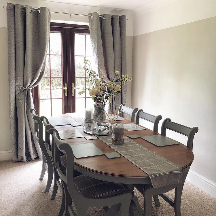 Пример фото бежевого интерьера со стенами Greige